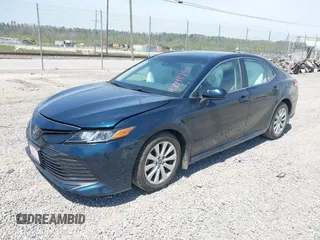 2019 Toyota Camry LE z VIN 4T1B11HK7KU269928, wystawiony jako IAAI lot #42048750 z przebiegiem 102 585 mil mil oraz . Historia ofert i sprzedaży dostępna na DreamBid. Obrazek 2.