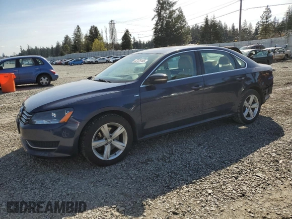 2014 Volkswagen Passat Wolfsburg Edition z VIN 1VWAT7A32EC036093, wystawiony jako Copart lot #52129185 z przebiegiem 106 949 mil mil oraz Szkoda całkowita • Salvage title. Historia ofert i sprzedaży dostępna na DreamBid. Obrazek 1.
