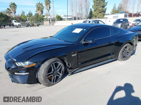 2021 Ford Mustang GT z VIN 1FA6P8CF6M5149175, wystawiony jako IAAI lot #41798328 z przebiegiem 61 776 mil mil oraz . Historia ofert i sprzedaży dostępna na DreamBid. Obrazek 2.