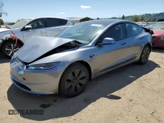 2025 Tesla Model 3 Long Range z VIN 5YJ3E1EB7SF932568, wystawiony jako Copart lot #51891645 z przebiegiem 228 mil mil oraz Szkoda całkowita • Salvage title. Historia ofert i sprzedaży dostępna na DreamBid. Obrazek 1.