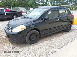 2009 Nissan Versa S z VIN 3N1BC13E49L480172, wystawiony jako IAAI lot #42349573 z przebiegiem 156 811 mil mil oraz . Historia ofert i sprzedaży dostępna na DreamBid. Obrazek 2.