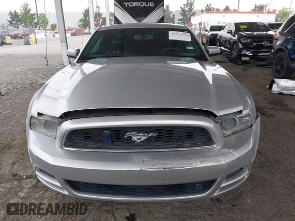 2014 Ford Mustang V6 z VIN 1ZVBP8AM3E5295137, wystawiony jako IAAI lot #42153393 z przebiegiem 154 878 mil mil oraz . Historia ofert i sprzedaży dostępna na DreamBid. Obrazek 12.