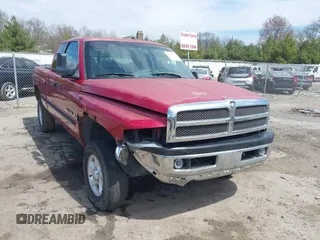 1998 Dodge 1500 z VIN 3B7HF13Z8WG232142, wystawiony jako IAAI lot #42080683 z przebiegiem 124 927 mil mil oraz . Historia ofert i sprzedaży dostępna na DreamBid. Obrazek 1.