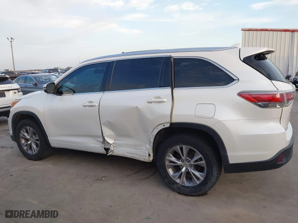 2014 Toyota Highlander XLE with VIN 5TDKKRFH3ES038170, listed as a IAAI auction lot 41740889 with 215,715 mi miles. Bid and sale history available at carsss.com. Image 6.