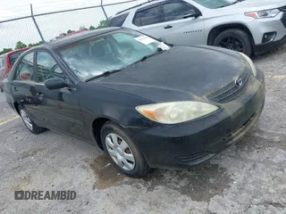 2002 Toyota Camry LE z VIN JTDBE32K420055676, wystawiony jako IAAI lot #42323221 z przebiegiem 286 891 mil mil oraz . Historia ofert i sprzedaży dostępna na DreamBid. Obrazek 1.