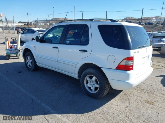 2000 Mercedes-Benz M-Class with VIN 4JGAB54E9YA165824, listed as a IAAI auction lot 41587899 with NaN miles. Bid and sale history available at carsss.com. Image 3.