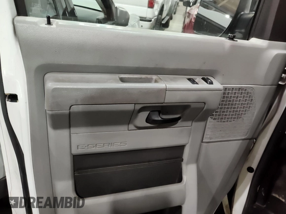 2012 Ford Econoline Cargo Recreational z VIN 1FTNE2EW9CDB05438, wystawiony jako IAAI lot #42364509 z przebiegiem 149 680 mil mil oraz . Historia ofert i sprzedaży dostępna na DreamBid. Obrazek 1.