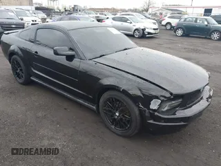 2008 Ford Mustang Deluxe with VIN 1ZVHT80N885204464, listed as a IAAI auction lot 42038519 with 200,912 mi miles. Bid and sale history available at carsss.com. Image 1.