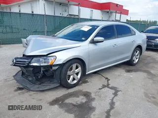 2013 Volkswagen Passat SE z VIN 1VWBP7A38DC123553, wystawiony jako IAAI lot #42341621 z przebiegiem 178 504 mil mil oraz . Historia ofert i sprzedaży dostępna na DreamBid. Obrazek 2.