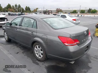 2007 Toyota Avalon XL z VIN 4T1BK36B97U185001, wystawiony jako IAAI lot #39698759 z przebiegiem 132 230 mil mil oraz . Historia ofert i sprzedaży dostępna na DreamBid. Obrazek 3.