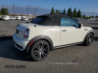 2013 MINI Roadster S z VIN WMWSY3C53DT565290, wystawiony jako Copart lot #72644654 z przebiegiem 104 007 mil mil oraz Szkody całkowita. Historia ofert i sprzedaży dostępna na DreamBid. Obrazek 3.