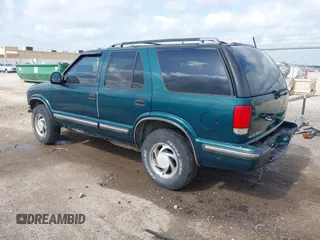 1998 Chevrolet Blazer LS z VIN 1GNDT13W7W2219654, wystawiony jako IAAI lot #42275733 z przebiegiem 150 384 mil mil oraz . Historia ofert i sprzedaży dostępna na DreamBid. Obrazek 3.