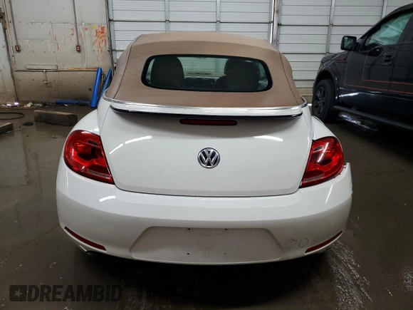 2013 Volkswagen Beetle 2.5L w/Sound/Nav z VIN 3VW5P7AT7DM811619, wystawiony jako Copart lot #60331015 z przebiegiem 115 532 mil mil oraz Szkoda całkowita • Salvage title. Historia ofert i sprzedaży dostępna na DreamBid. Obrazek 6.