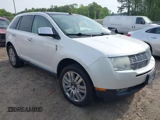 2010 Lincoln MKX z VIN 2LMDJ6JC8ABJ18162, wystawiony jako IAAI lot #42022379 z przebiegiem 271 331 mil mil oraz . Historia ofert i sprzedaży dostępna na DreamBid. Obrazek 1.
