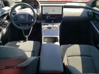 2023 Toyota bZ4X XLE z VIN JTMABACA4PA012665, wystawiony jako Copart lot #47674964 z przebiegiem 21 844 mil mil oraz Szkoda całkowita • Salvage title. Historia ofert i sprzedaży dostępna na DreamBid. Obrazek 8.