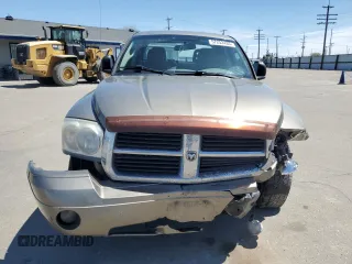 2006 Dodge Dakota SLT z VIN 1D7HW48NX6S709353, wystawiony jako Copart lot #58043225 z przebiegiem 222 008 mil mil oraz Szkoda całkowita • Salvage title. Historia ofert i sprzedaży dostępna na DreamBid. Obrazek 5.