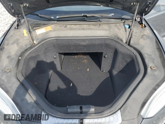 2013 Tesla Model S z VIN 5YJSA1AC4DFP10496, wystawiony jako Copart lot #63801355 z przebiegiem 50 473 mil mil oraz Czysty tytuł • Clean title. Historia ofert i sprzedaży dostępna na DreamBid. Obrazek 11.