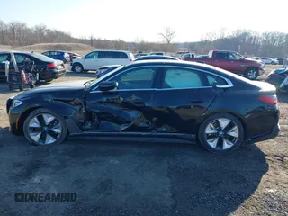 2024 BMW i4 eDrive40 z VIN WBY73AW02RFT29049, wystawiony jako IAAI lot #41636126 z przebiegiem 6670 mil mil oraz . Historia ofert i sprzedaży dostępna na DreamBid. Obrazek 13.