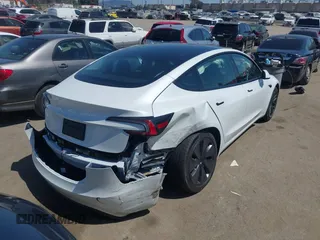2025 Tesla Model 3 Long Range z VIN 5YJ3E1EAXSF885110, wystawiony jako IAAI lot #42400734 z przebiegiem 4 276 mil mil oraz . Historia ofert i sprzedaży dostępna na DreamBid. Obrazek 4.