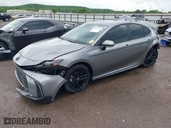 2025 Toyota Camry LE z VIN 4T1DAACK5SU527380, wystawiony jako IAAI lot #42116438 z przebiegiem 4 917 mil mil oraz . Historia ofert i sprzedaży dostępna na DreamBid. Obrazek 2.