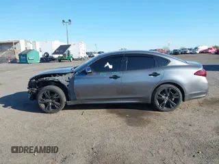 2015 Infiniti Q70 z VIN JN1BY1AR5FM561996, wystawiony jako IAAI lot #42099091 z przebiegiem 115 080 mil mil oraz . Historia ofert i sprzedaży dostępna na DreamBid. Obrazek 13.