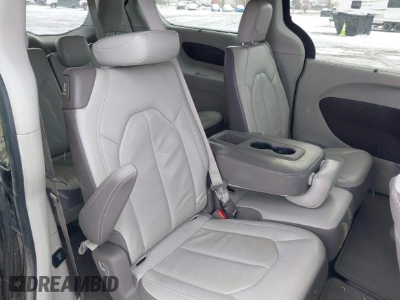 2018 Chrysler Pacifica Touring L Plus z VIN 2C4RC1EGXJR261251, wystawiony jako IAAI lot #41180745 z przebiegiem 82 548 mil mil oraz . Historia ofert i sprzedaży dostępna na DreamBid. Obrazek 8.