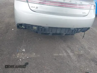 2013 Lincoln MKZ z VIN 3LN6L2G98DR803528, wystawiony jako IAAI lot #42573341 z przebiegiem 140 006 mil mil oraz . Historia ofert i sprzedaży dostępna na DreamBid. Obrazek 6.