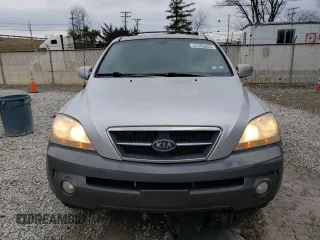 2005 Kia Sorento LX z VIN KNDJC733955455370, wystawiony jako Copart lot #47553645 z przebiegiem 195 471 mil mil oraz Szkoda całkowita • Salvage title. Historia ofert i sprzedaży dostępna na DreamBid. Obrazek 5.
