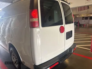 2014 Chevrolet Express Cargo z VIN 1GCSGAFX4E1155022, wystawiony jako IAAI lot #42466437 z przebiegiem 236 618 mil mil oraz . Historia ofert i sprzedaży dostępna na DreamBid. Obrazek 1.