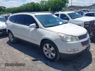 2011 Chevrolet Traverse LTZ z VIN 1GNKRLED0BJ179902, wystawiony jako IAAI lot #42206388 z przebiegiem 206 819 mil mil oraz . Historia ofert i sprzedaży dostępna na DreamBid. Obrazek 1.