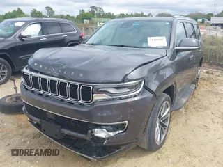 2022 Jeep Wagoneer Series II z VIN 1C4SJVBT1NS160071, wystawiony jako IAAI lot #41630187 z przebiegiem 51 547 mil mil oraz . Historia ofert i sprzedaży dostępna na DreamBid. Obrazek 2.