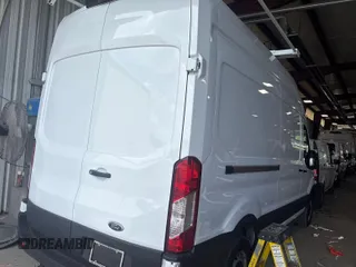 2023 Ford Transit Cargo z VIN 1FTBR1X8XPKC02486, wystawiony jako IAAI lot #42786968 z przebiegiem 7 229 mil mil oraz . Historia ofert i sprzedaży dostępna na DreamBid. Obrazek 2.