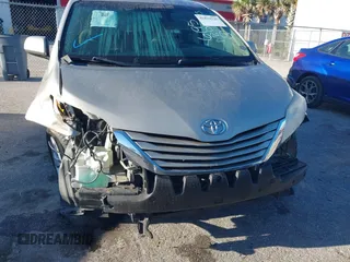 2017 Toyota Sienna LE Auto Access Seat with VIN 5TDKZ3DC5HS786195, listed as a IAAI auction lot 41829226 with 138,047 mi miles. Bid and sale history available at carsss.com. Image 6.