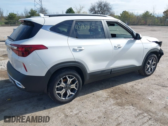 2023 Kia Seltos EX z VIN KNDERCAA3P7459805, wystawiony jako IAAI lot #42192832 z przebiegiem 11 833 mil mil oraz . Historia ofert i sprzedaży dostępna na DreamBid. Obrazek 4.