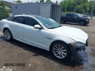 2016 Jaguar XJ R-Sport z VIN SAJWJ1CD6G8V95512, wystawiony jako IAAI lot #42428982 z przebiegiem 128 668 mil mil oraz . Historia ofert i sprzedaży dostępna na DreamBid. Obrazek 1.