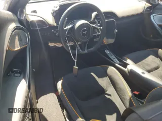 2023 McLaren Artura z VIN SBM16AEA8PW001339, wystawiony jako Copart lot #65218394 z przebiegiem 1954 mil mil oraz Szkody całkowita. Historia ofert i sprzedaży dostępna na DreamBid. Obrazek 8.