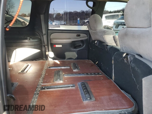 2001 Chevrolet Suburban LS with VIN 3GNFK16T21G162731, listed as a Copart auction lot 83425394 with 231,377 mi miles and Salvage Title. Bid and sale history available at carsss.com. Image 11.