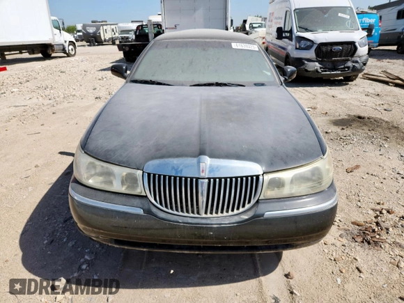 2002 Lincoln Town Car Executive with VIN 1L1FM81W02Y635348, listed as a Copart auction lot 61639325 with 88,597 mi miles and Clean title. Bid and sale history available at DreamBid. Image 5.
