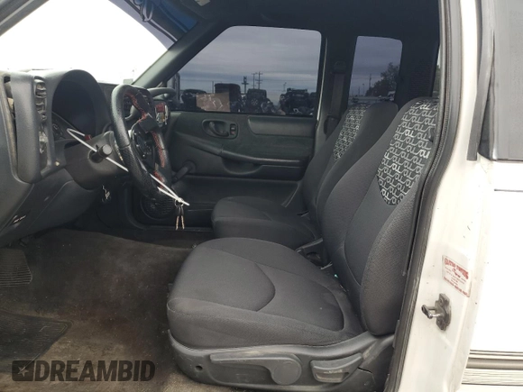 2000 GMC Sonoma SLS z VIN 1GTCS19W8Y8176036, wystawiony jako Copart lot #78777564 z przebiegiem 159 084 mil mil oraz Szkody całkowita. Historia ofert i sprzedaży dostępna na DreamBid. Obrazek 7.