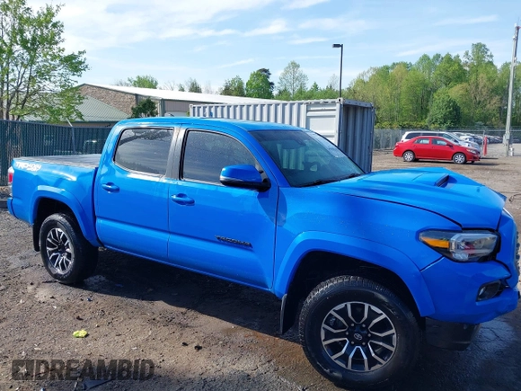 2021 Toyota Tacoma SR z VIN 3TYCZ5AN7MT008274, wystawiony jako IAAI lot #42091508 z przebiegiem 59 371 mil mil oraz . Historia ofert i sprzedaży dostępna na DreamBid. Obrazek 1.