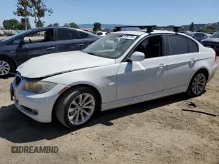 2011 BMW 3 Series 328i z VIN WBAPH5G57BNM81602, wystawiony jako Copart lot #61097705 z przebiegiem 124 912 mil mil oraz Czysty tytuł • Clean title. Historia ofert i sprzedaży dostępna na DreamBid. Obrazek 1.