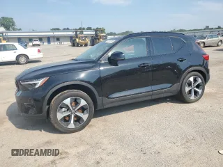 2023 Volvo XC40 Plus Dark Theme z VIN YV4L12UW0P2069853, wystawiony jako Copart lot #57647985 z przebiegiem 16 252 mil mil oraz Szkoda całkowita • Salvage title. Historia ofert i sprzedaży dostępna na DreamBid. Obrazek 1.