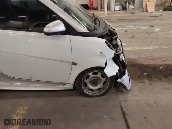 2015 Smart fortwo Passion with VIN WMEEJ3BA1FK805997, listed as a IAAI auction lot 41900723 with 102,185 mi miles. Bid and sale history available at carsss.com. Image 6.