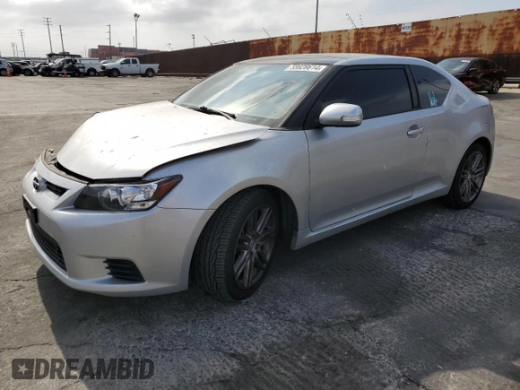 2013 Scion tC z VIN JTKJF5C70D3045008, wystawiony jako Copart lot #58628614 z przebiegiem 130 739 mil mil oraz Szkody całkowita. Historia ofert i sprzedaży dostępna na DreamBid. Obrazek 1.