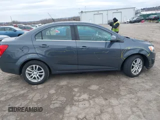 2012 Chevrolet Sonic LT z VIN 1G1JC5SH0C4173373, wystawiony jako IAAI lot #41628285 z przebiegiem 113 561 mil mil oraz . Historia ofert i sprzedaży dostępna na DreamBid. Obrazek 13.