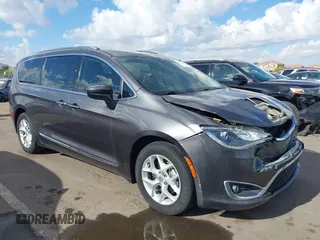 2018 Chrysler Pacifica Touring L Plus z VIN 2C4RC1EG9JR104312, wystawiony jako IAAI lot #42021833 z przebiegiem 107 481 mil mil oraz . Historia ofert i sprzedaży dostępna na DreamBid. Obrazek 1.
