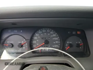 2005 Mercury Grand Marquis GS z VIN 2MEFM74W45X611002, wystawiony jako Copart lot #56645615 z przebiegiem 141 059 mil mil oraz Tytuł czysty. Historia ofert i sprzedaży dostępna na DreamBid. Obrazek 9.