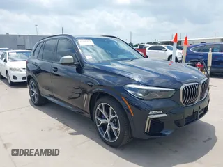 2020 BMW X5 M50i z VIN 5UXJU4C0XLLE45975, wystawiony jako IAAI lot #42160418 z przebiegiem 90 716 mil mil oraz . Historia ofert i sprzedaży dostępna na DreamBid. Obrazek 1.