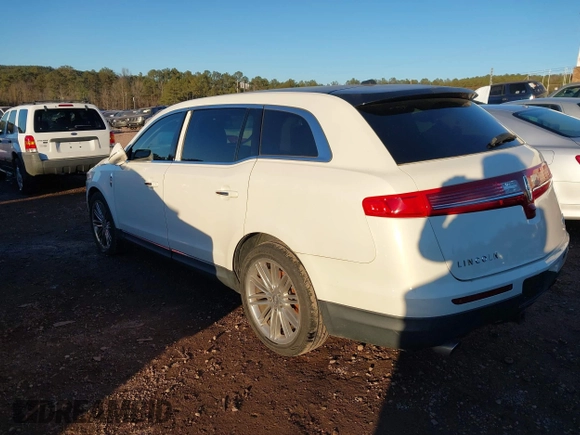 2014 Lincoln MKT EcoBoost z VIN 2LMHJ5AT4EBL52249, wystawiony jako IAAI lot #41347712 z przebiegiem 110 370 mil mil oraz . Historia ofert i sprzedaży dostępna na DreamBid. Obrazek 3.