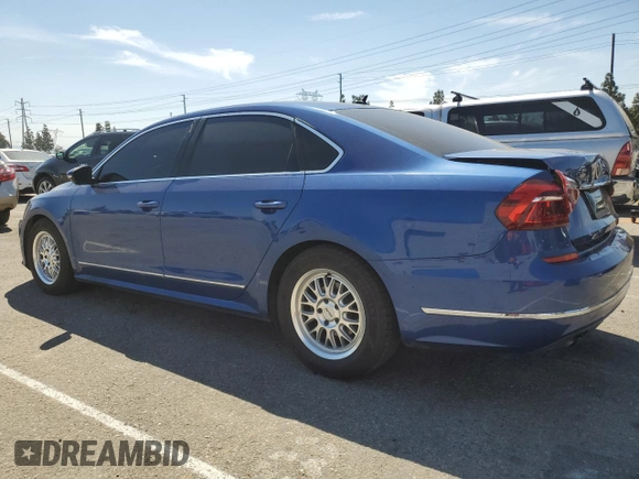 2017 Volkswagen Passat S z VIN 1VWAT7A38HC013566, wystawiony jako Copart lot #52431305 z przebiegiem 111 598 mil mil oraz Szkoda całkowita • Salvage title. Historia ofert i sprzedaży dostępna na DreamBid. Obrazek 2.